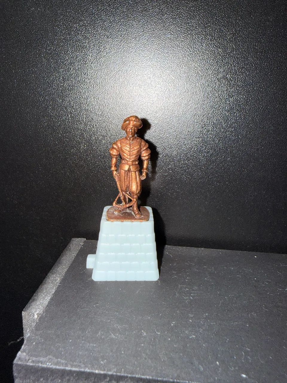 Kinder ovo Estátua de ferro com base 