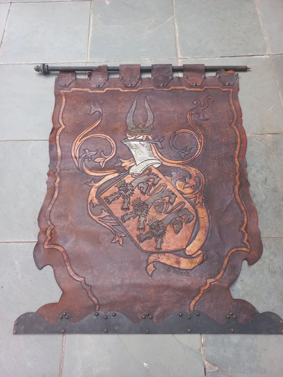 Antigo quadro estandarte estilo Medieval em couro   - Foto 2