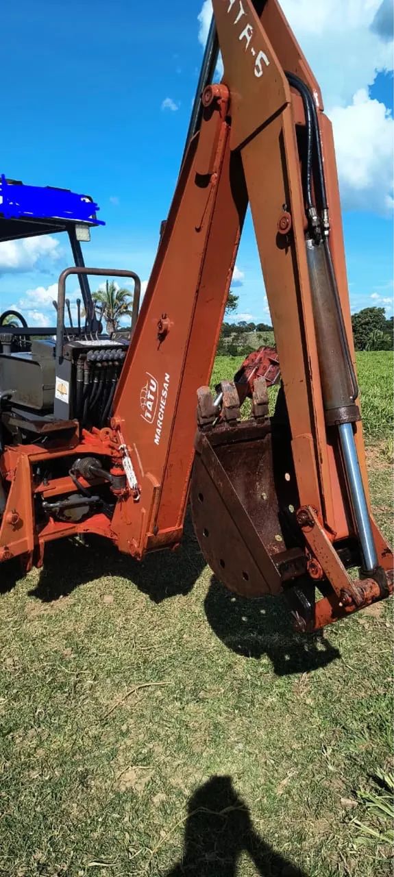Retroescavadeira Tatu Marchesan R-5 - Excelente Estado - Pronta para Trabalhar