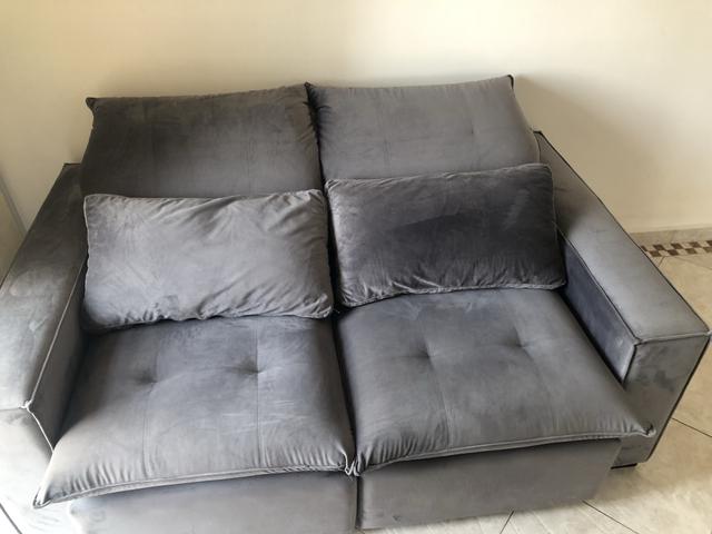 Sofa retrátil e reclinável em suede cinza - Foto 2