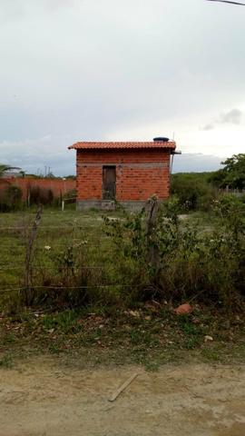 Vendo terreno com uma casa pequena dentro. Preço negociável! - Foto 2