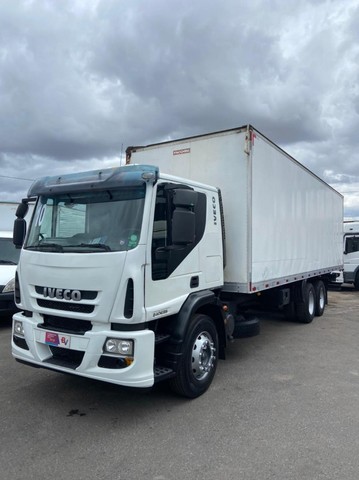 IVECO 240E25 ANO 2010/2010 BAÚ DE 9 METROS COM AR CONDICIONADO