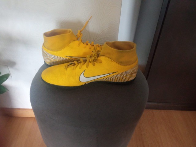 chuteira de botinha amarela