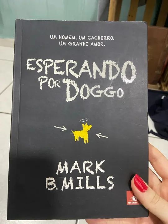 Livro Esperando por Doggo - Mark B. Mills