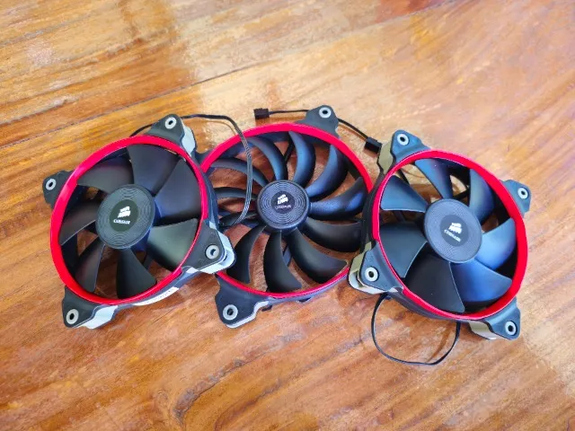 CORSAIR SP120 HP 120mm Fan (2 peças) e CORSAIR AF140 Quiet Edition 140 mm Fan (1 peça)