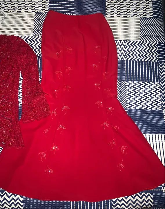Blusa de Renda e saia estilo sereia Bordadas  com Pedrarias Vermelhas