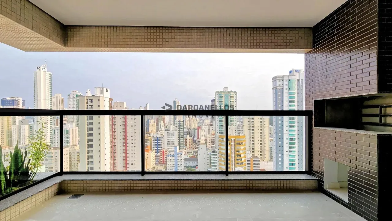 Apartamento em Balneário Camboriú com 4 quartos e 3 vagas. Rua reta ao mar!