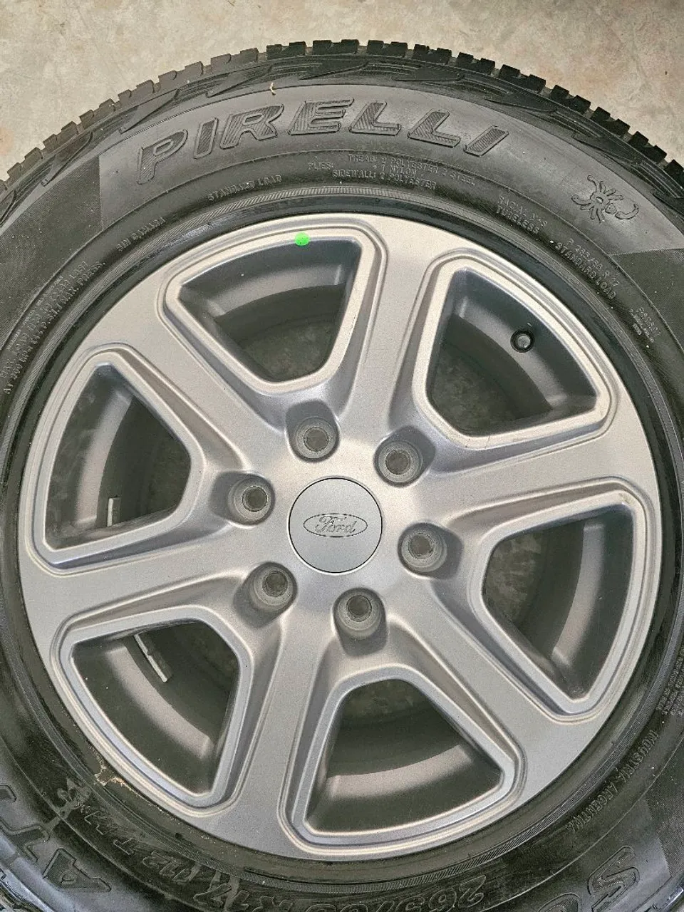 Roda de liga leve Ford com pneu Pirelli