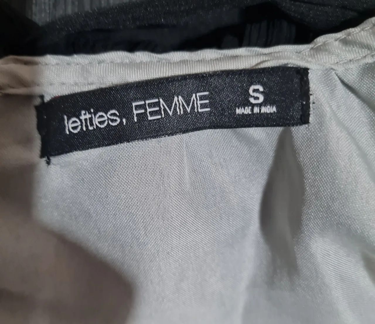 Blusa preto com detalhe de flor - Foto 3