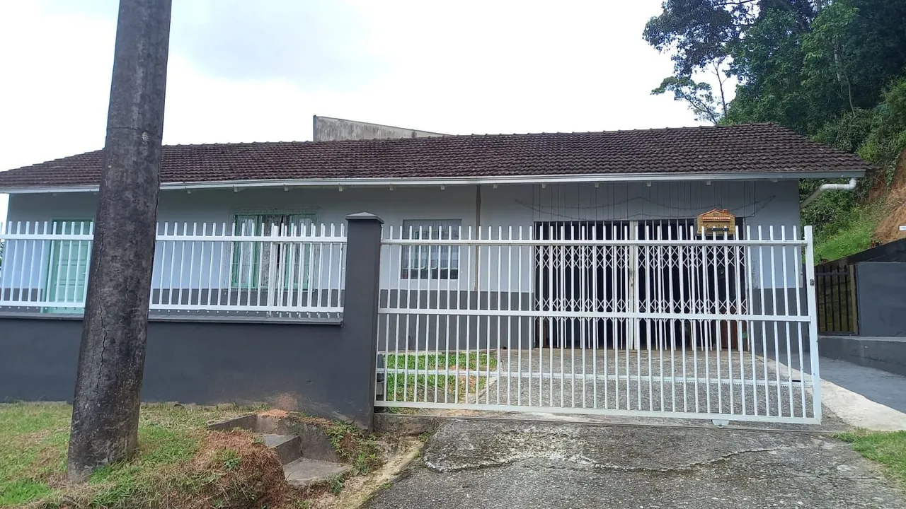 Alugo casa