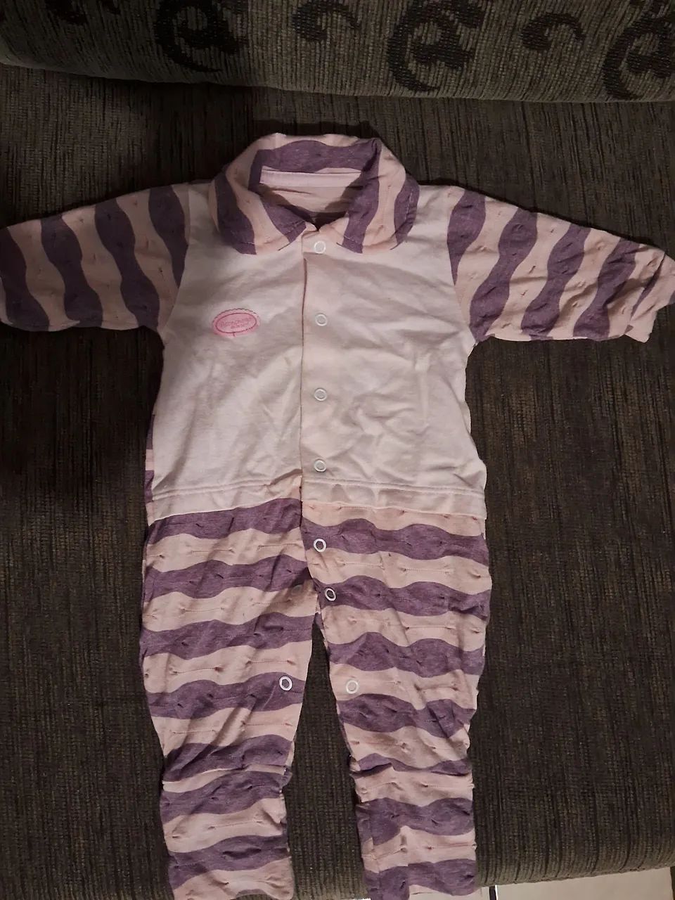 Macacão de bebê listrado