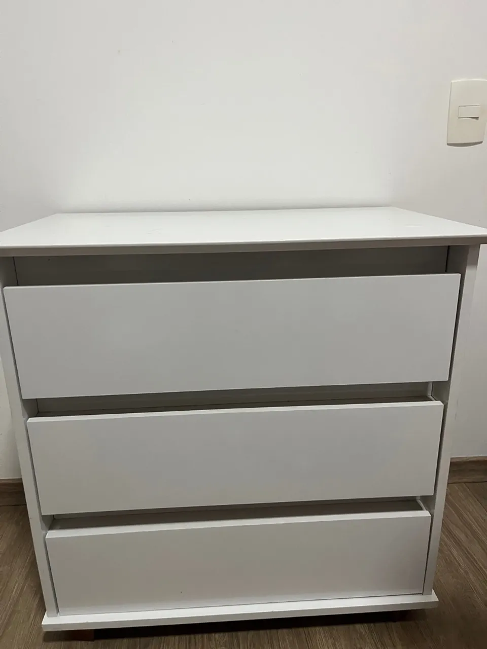 Cômoda branca com 3 gavetas
