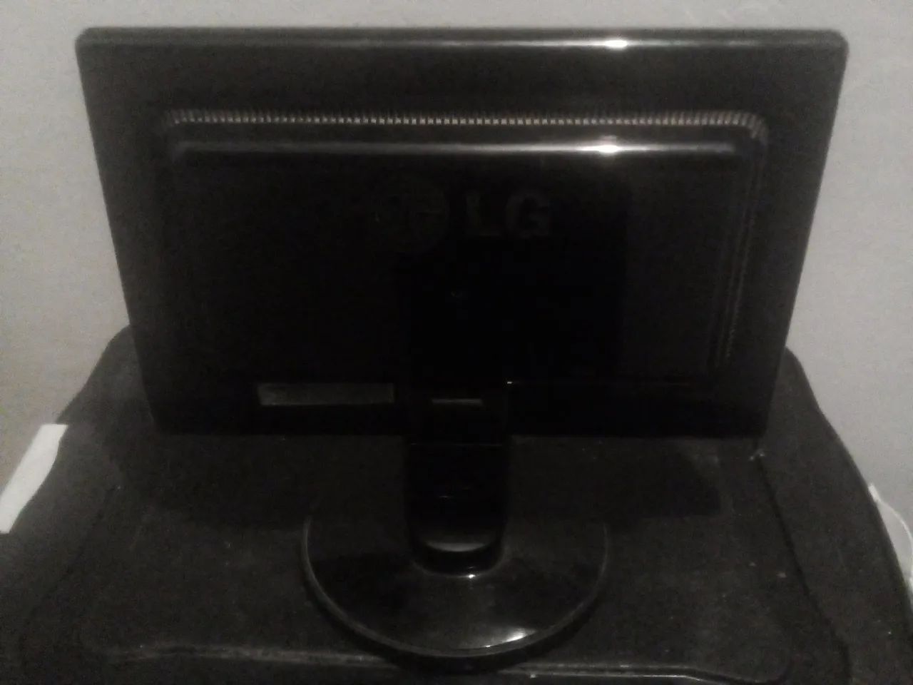 Monitor LG Flatron W1642S 15,6 pol tela liga e apaga - Foto 3