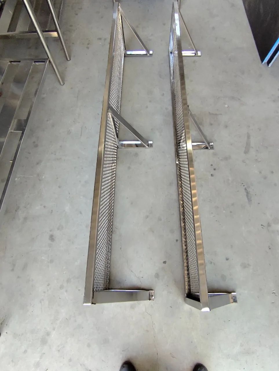 Prateleira Suspensa em Inox para Otimização de Espaço