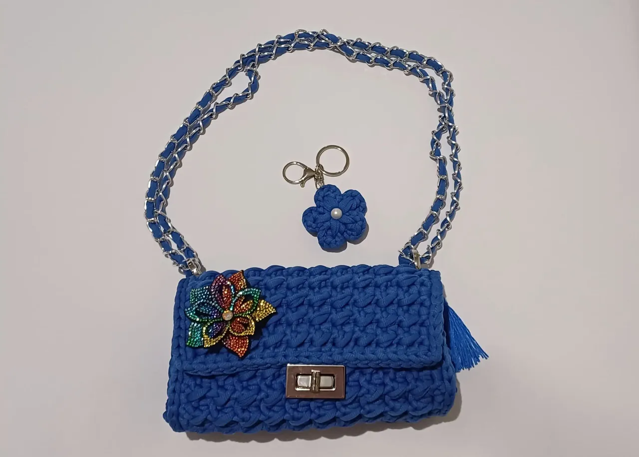Bolsa Azul Crochê com Detalhes Florais