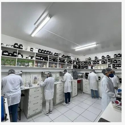 Farmácia de Manipulação em Funcionamento à Venda 