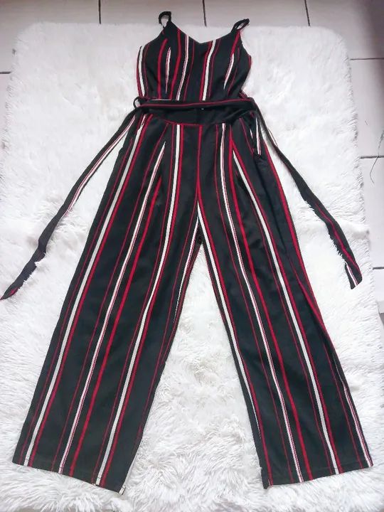 Macacão estampa em listras preto e vermelho