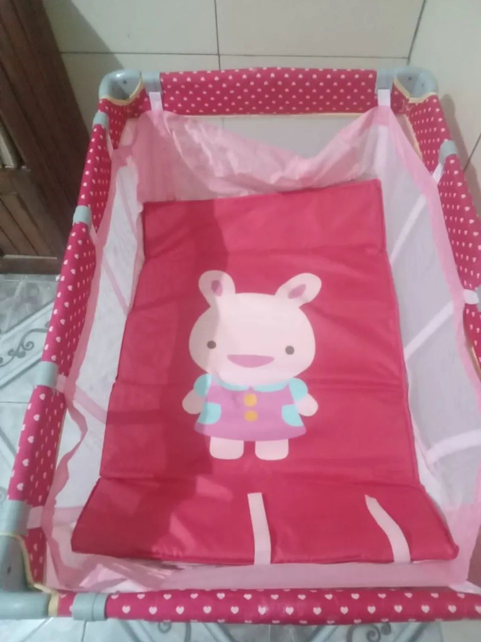 Berço Infantil Rosa com Desenho de Coelho