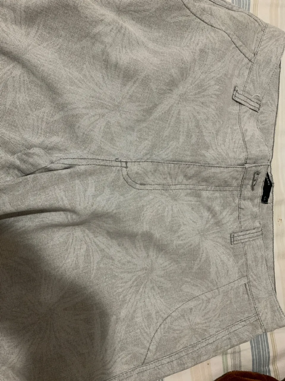 Calça de tecido leve com estampa floral