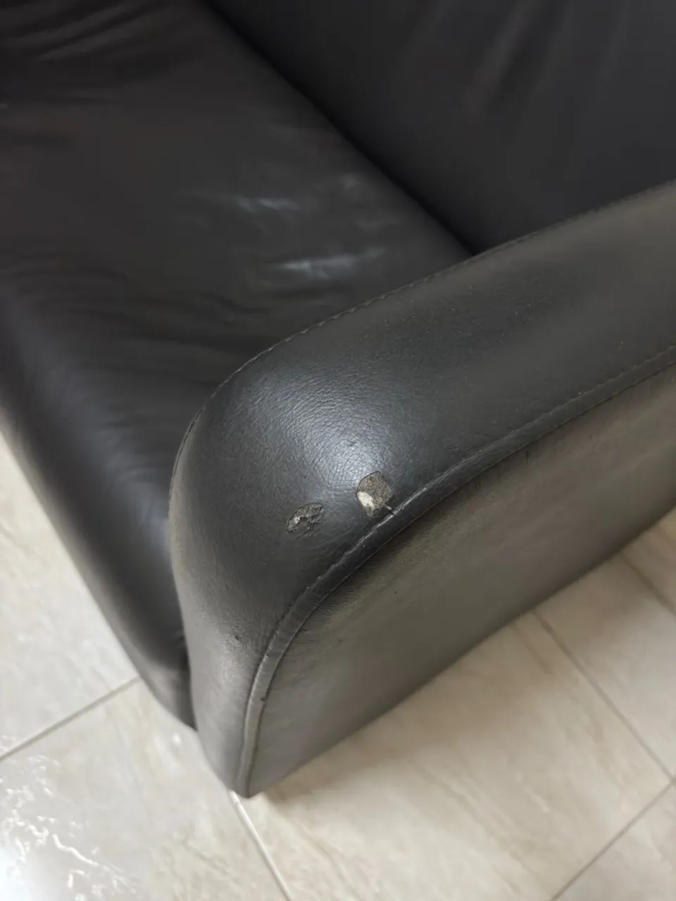 Sofá de couro preto com detalhes