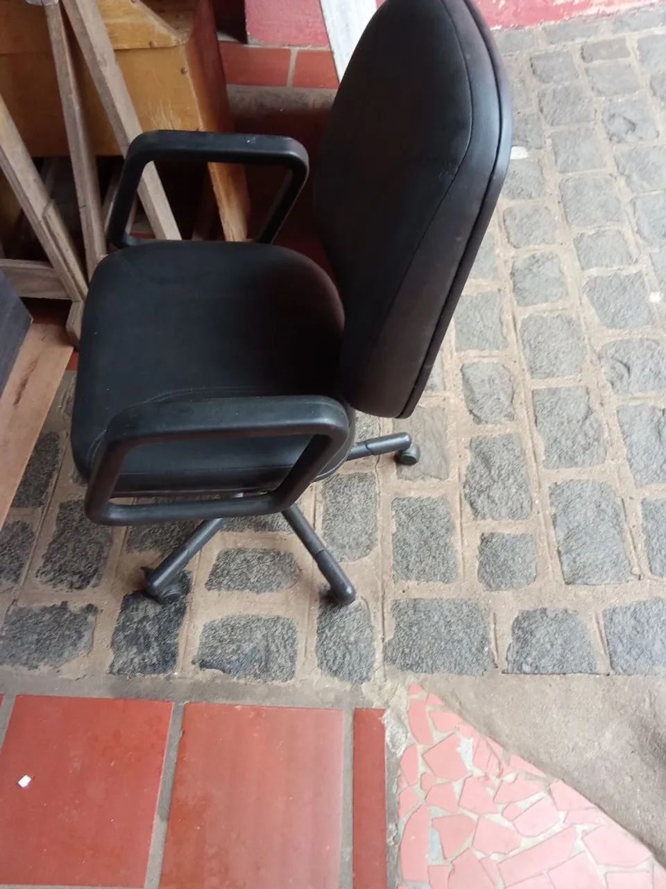 Cadeira giratória de escritório - Preta - Foto 2