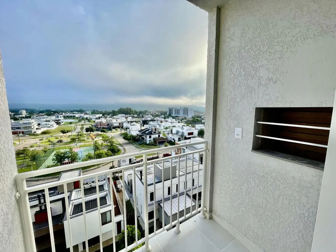 Apartamento Novo, com Sacada e Churrasqueira e Vista para os Morros