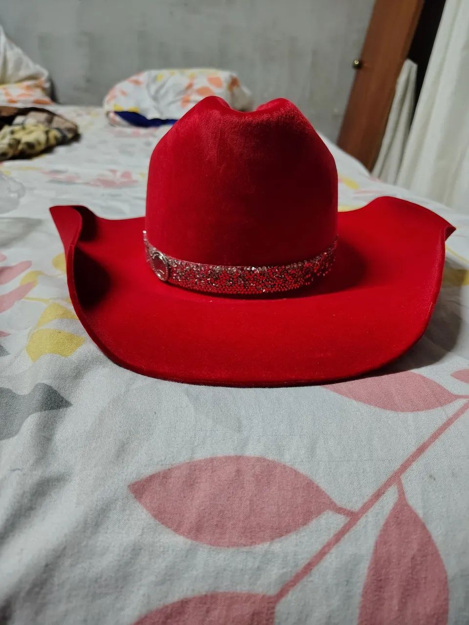 Chapéu de Cowboy Vermelho com Cascalhos