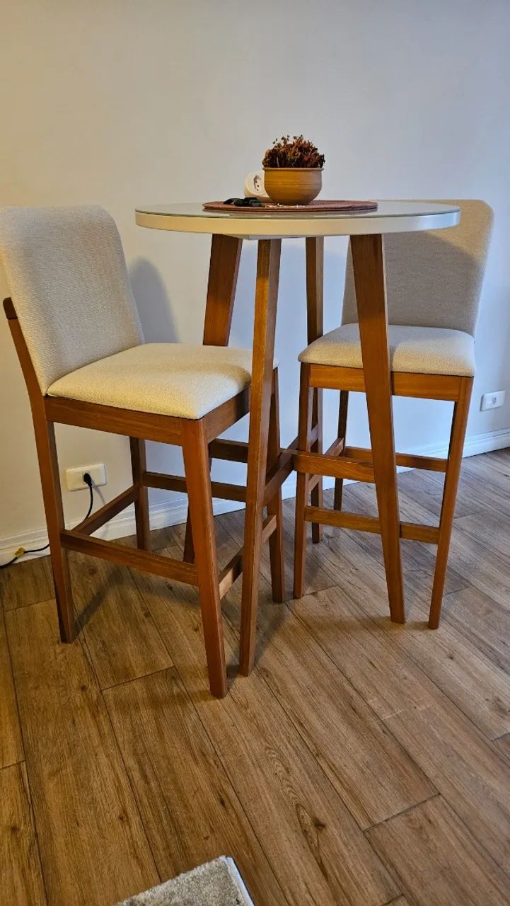 Mesa bistrô com 2 cadeiras. Nova