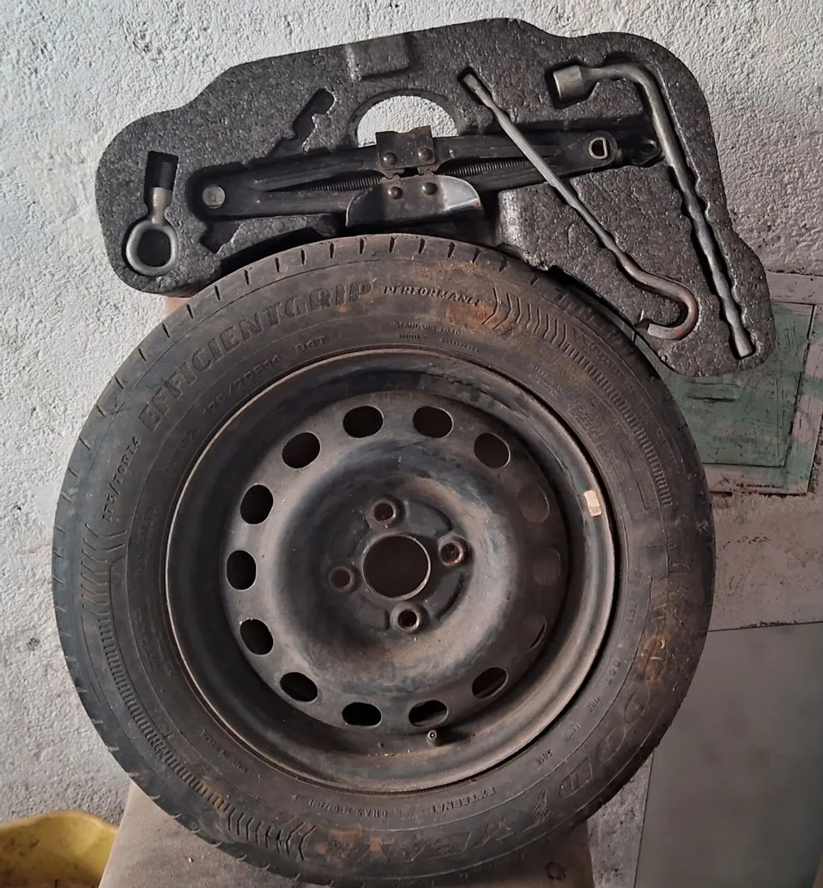 Roda com Pneu Aro 14 e Kit Troca