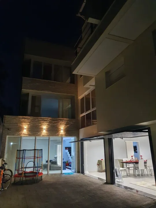 Amplo Sobrado Triplex em excelente localização e orientação solar no Bairro Colina Sorriso