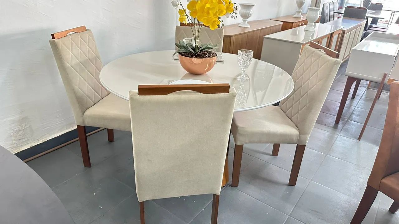 Mesa a pronta entrega e com cadeiras de madeira maciça!!! 