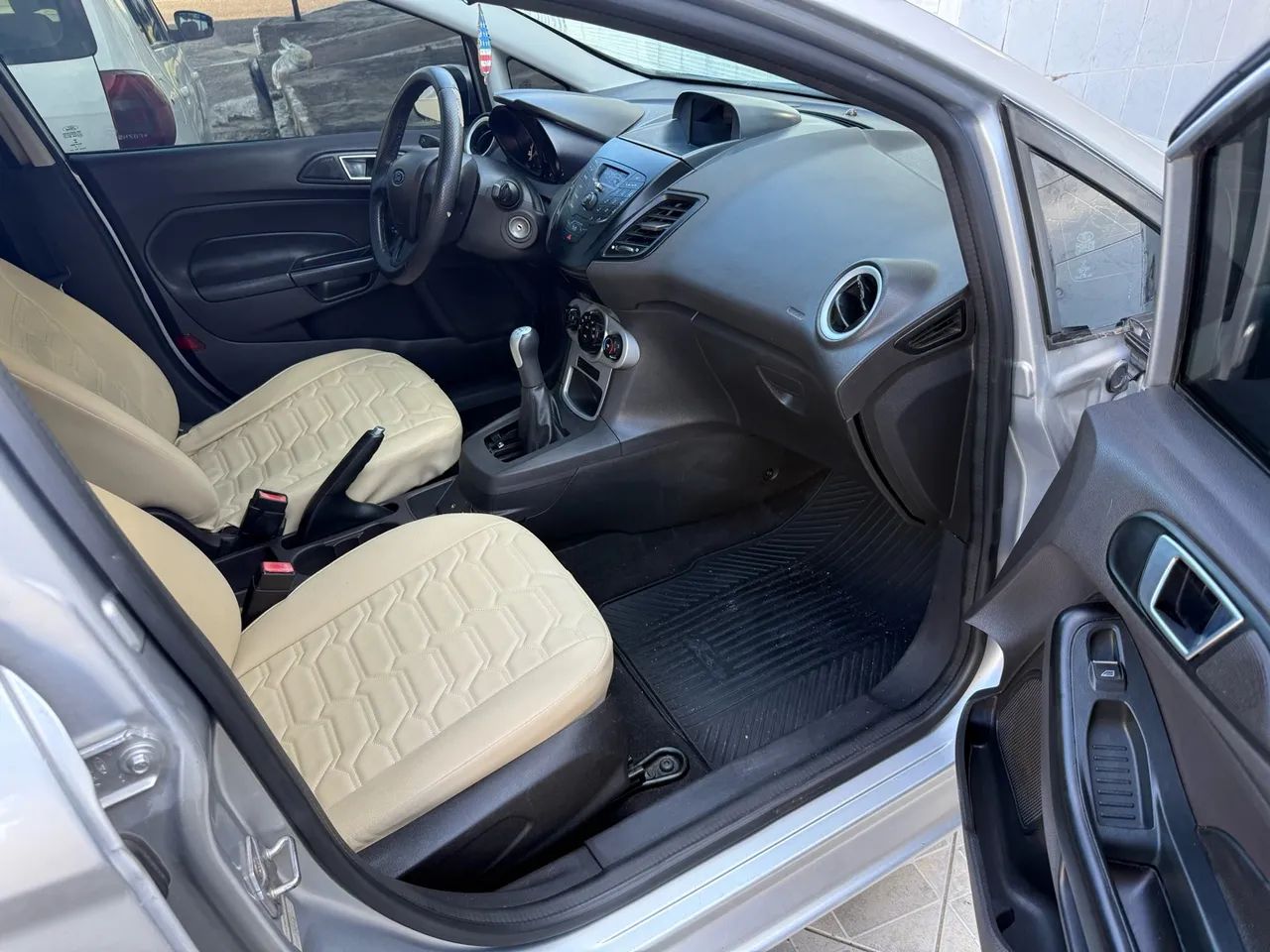 Ford Fiesta Hatch 1.6 manual - Foto 2