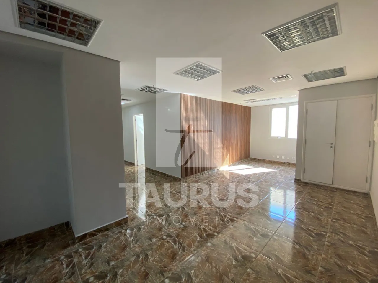 Sala comercial para alugar em Moema - São Paulo-SP.