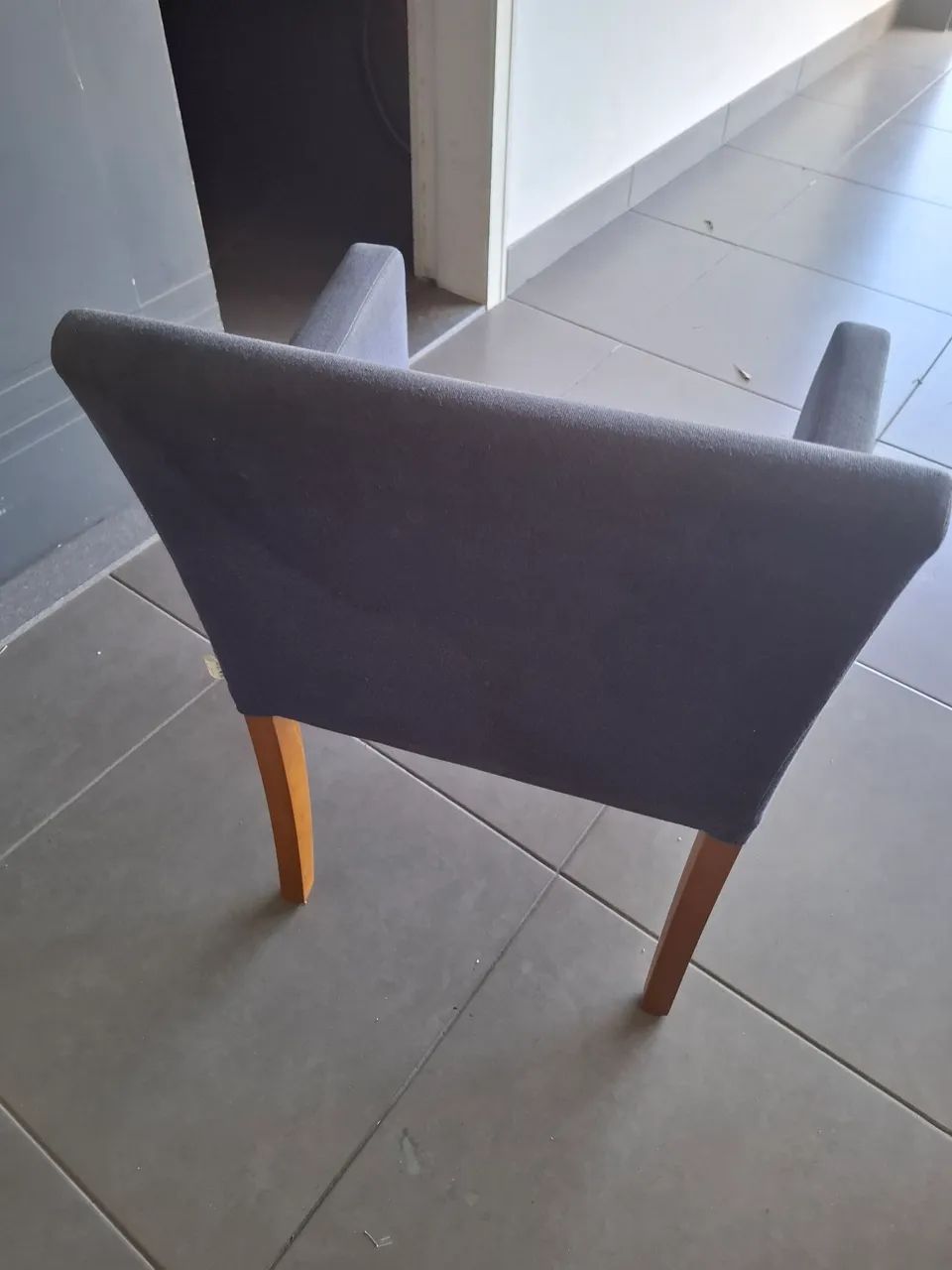 Poltrona confortável e elegante, está sem defeito só o tecido desbotado. - Foto 4