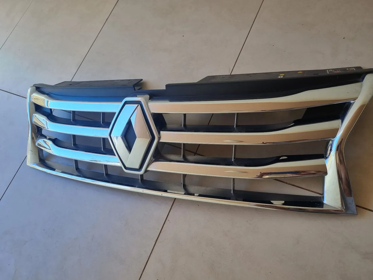 Grade Dianteira Renault Duster com Emblema - Peça Original