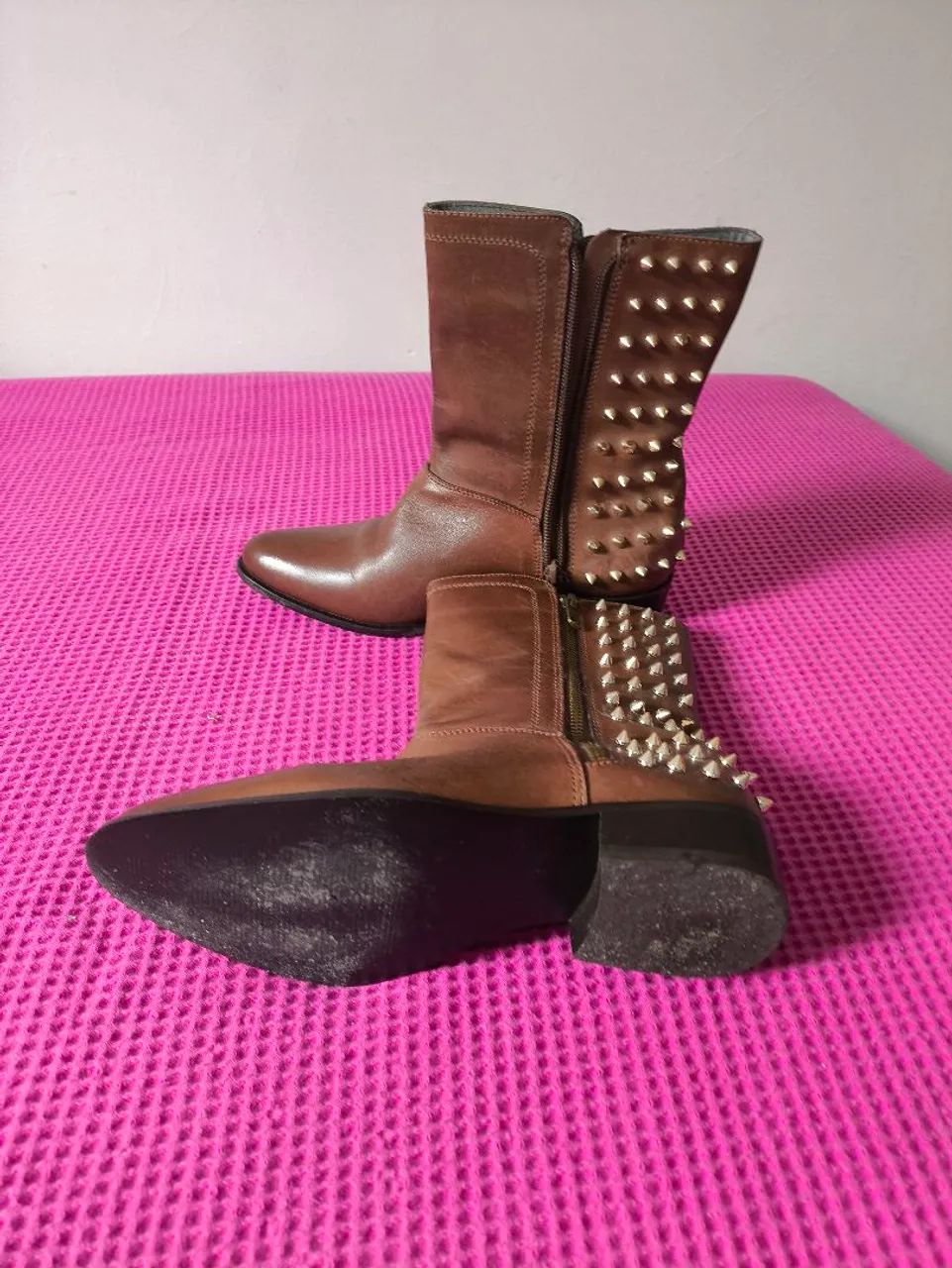 Bota couro com spikes