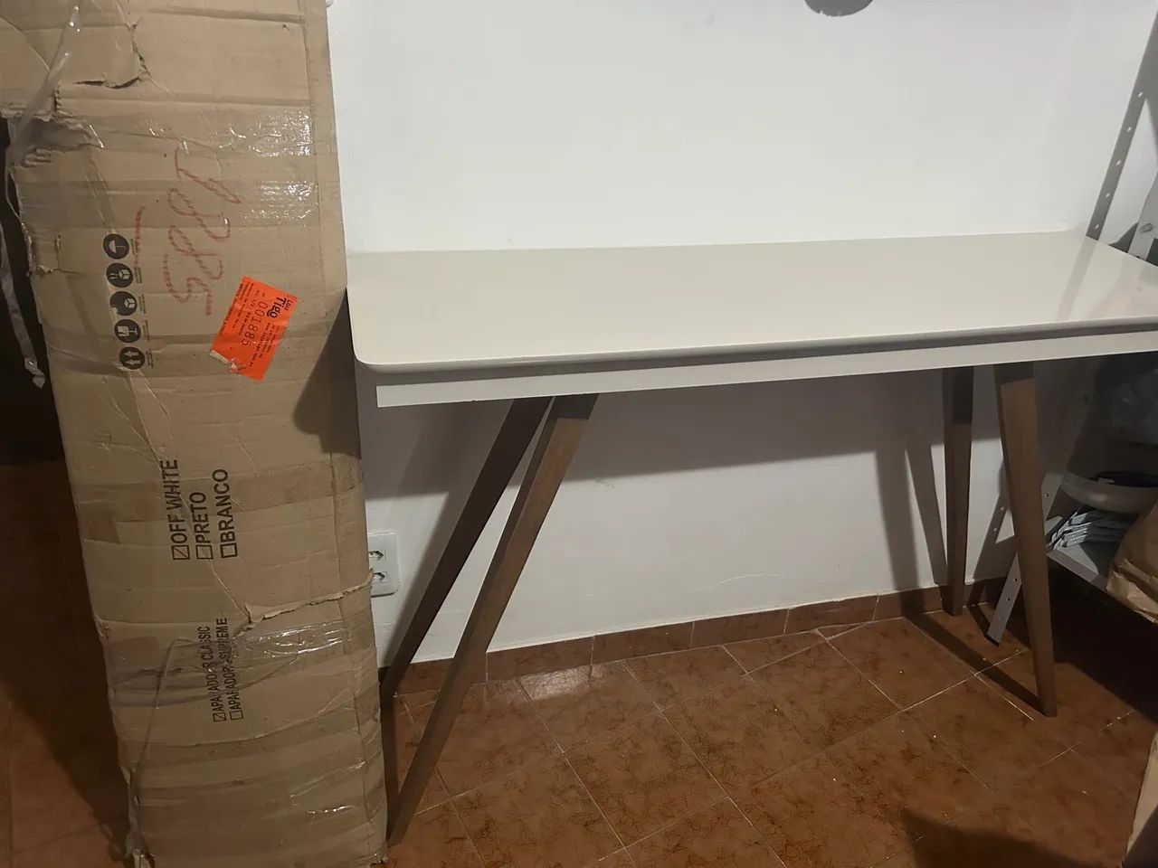 Mesa(aparador) de centro branca com pés de madeira - Foto 4