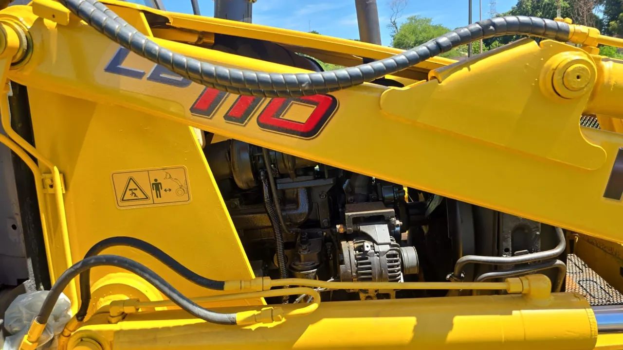 Retroescavadeira New Holland 2012 4x4 LB110 - Foto 6