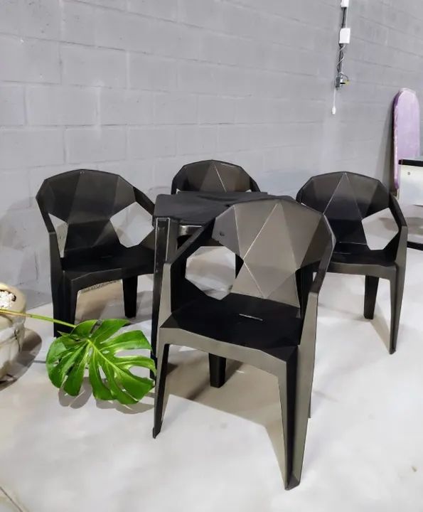 Jogo de Mesa + 4 Poltronas Diamond 