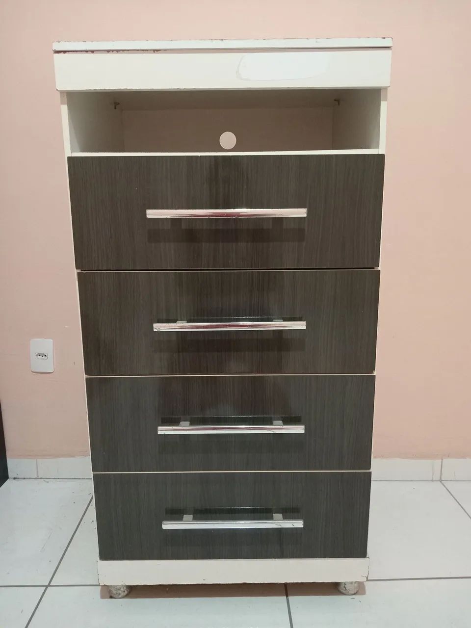 Cômoda com 4 gavetas e nicho R$150,00