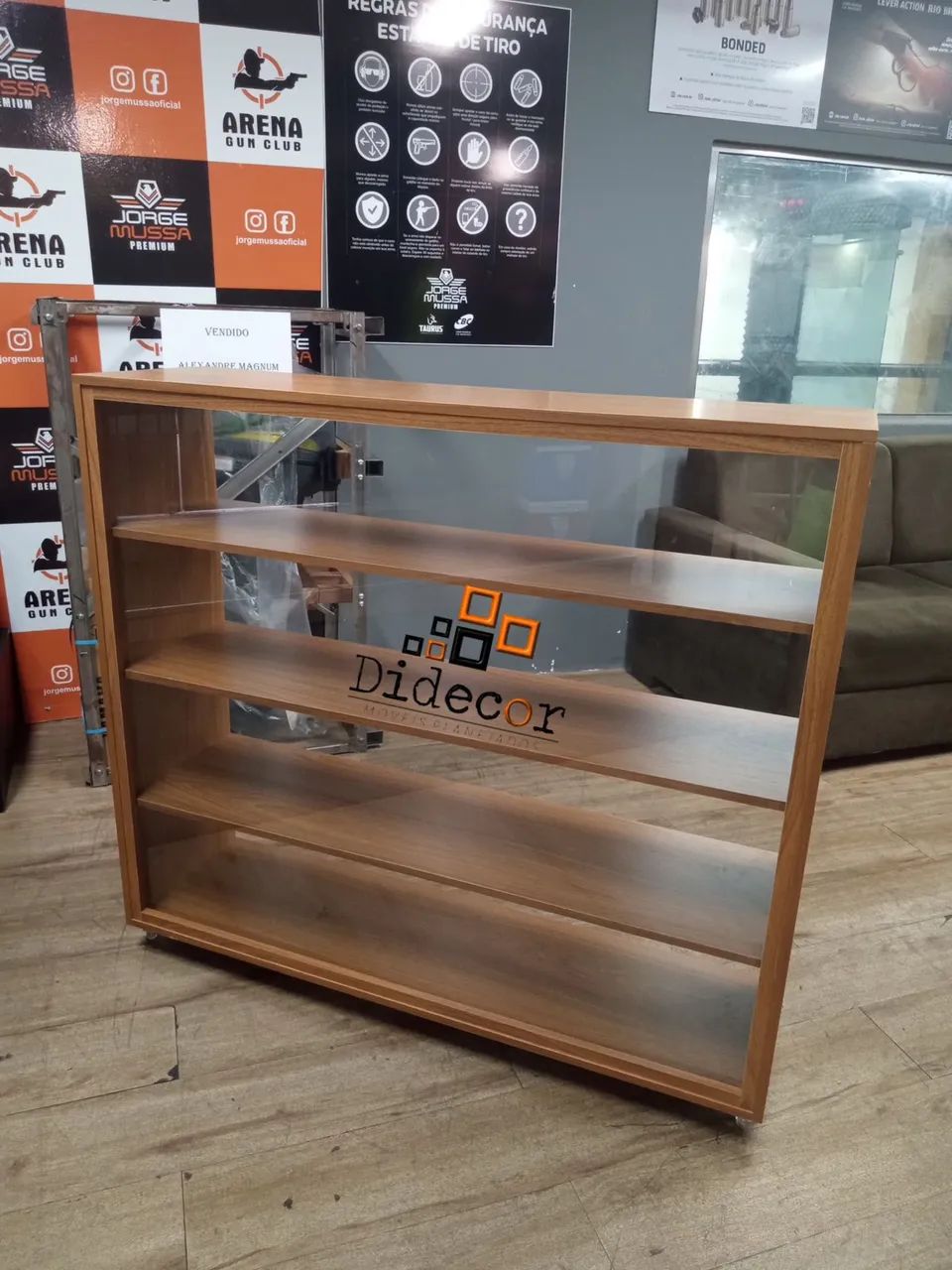 Balcão vitrine com rodinhas