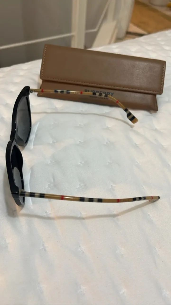 Óculos de sol Burberry novo