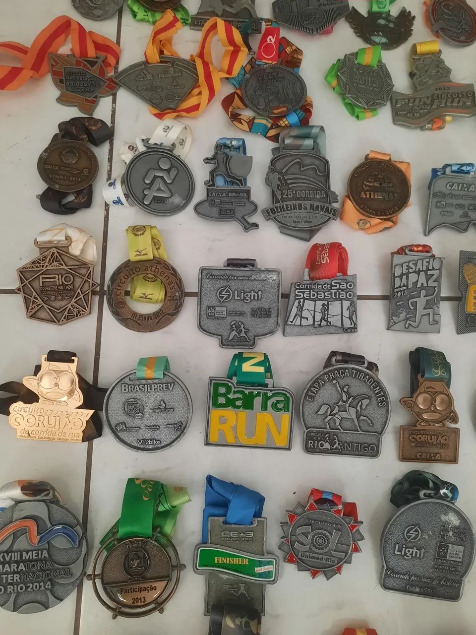 SÃO 71MEDALHAS VÁRIDAS DE PARTICIPAÇÕES EM CORRIDAS E MARATONAS NO RIO UMA SUPER COLEÇÃO  - Foto 6