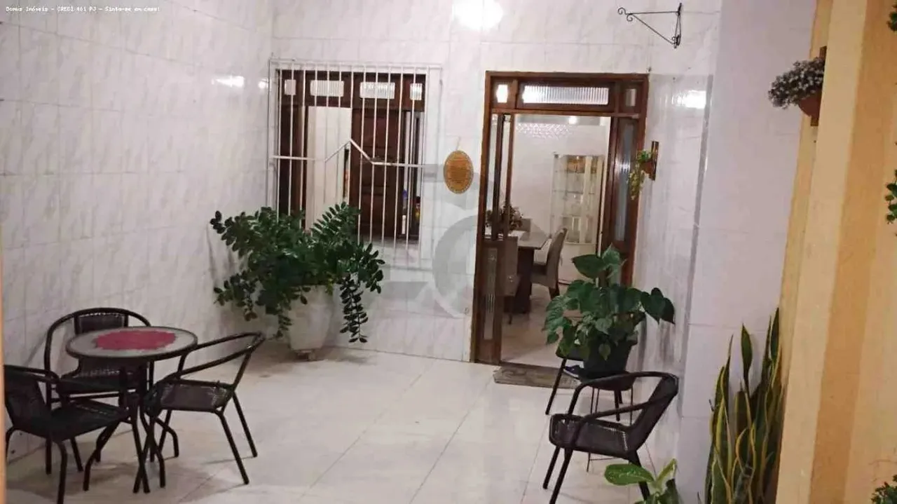 Casa localizada no Bairro Cirurgia com 6 Quartos, 2 Banheiros e 2 Vagas de Garagem