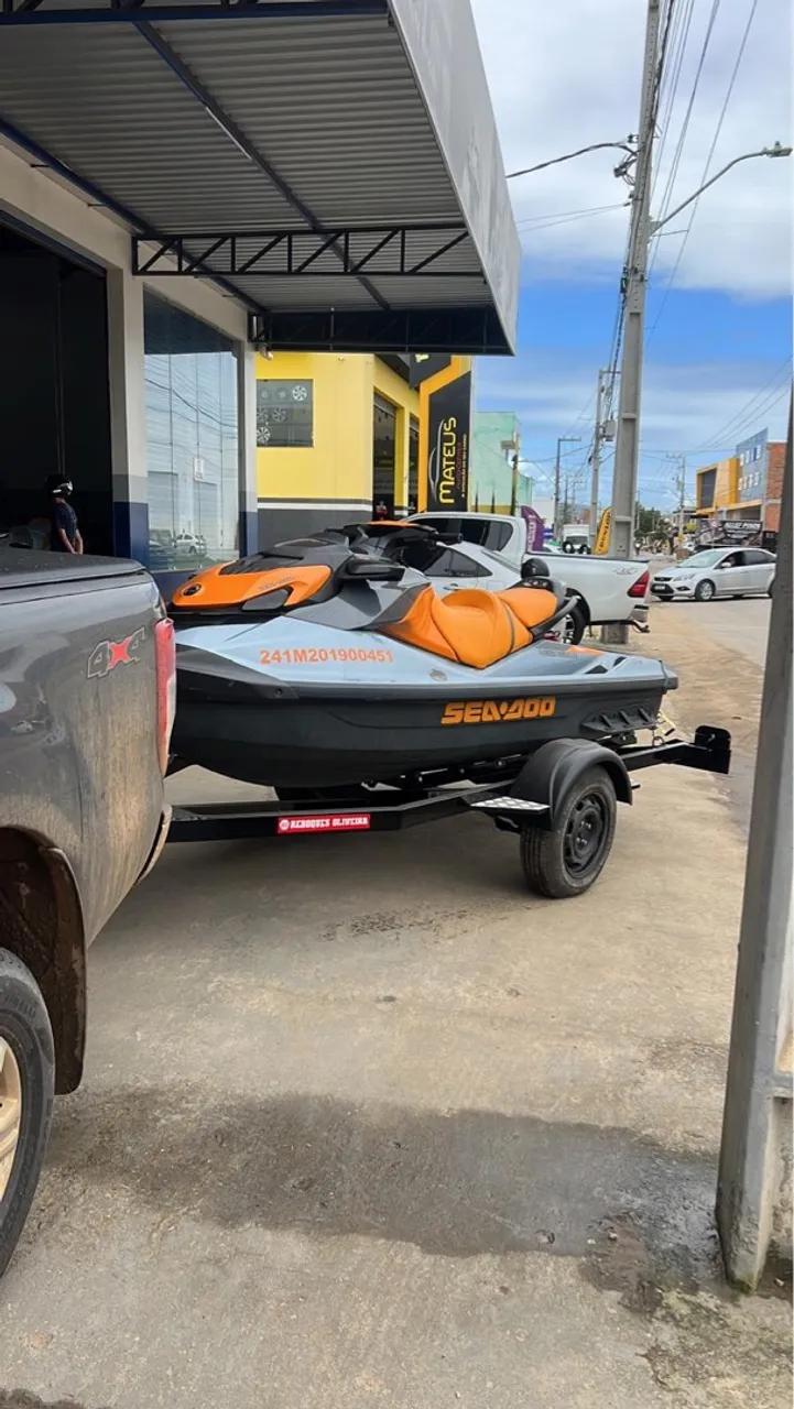 Jet Ski Sea-Doo 170 com carrocinha 90 horas 