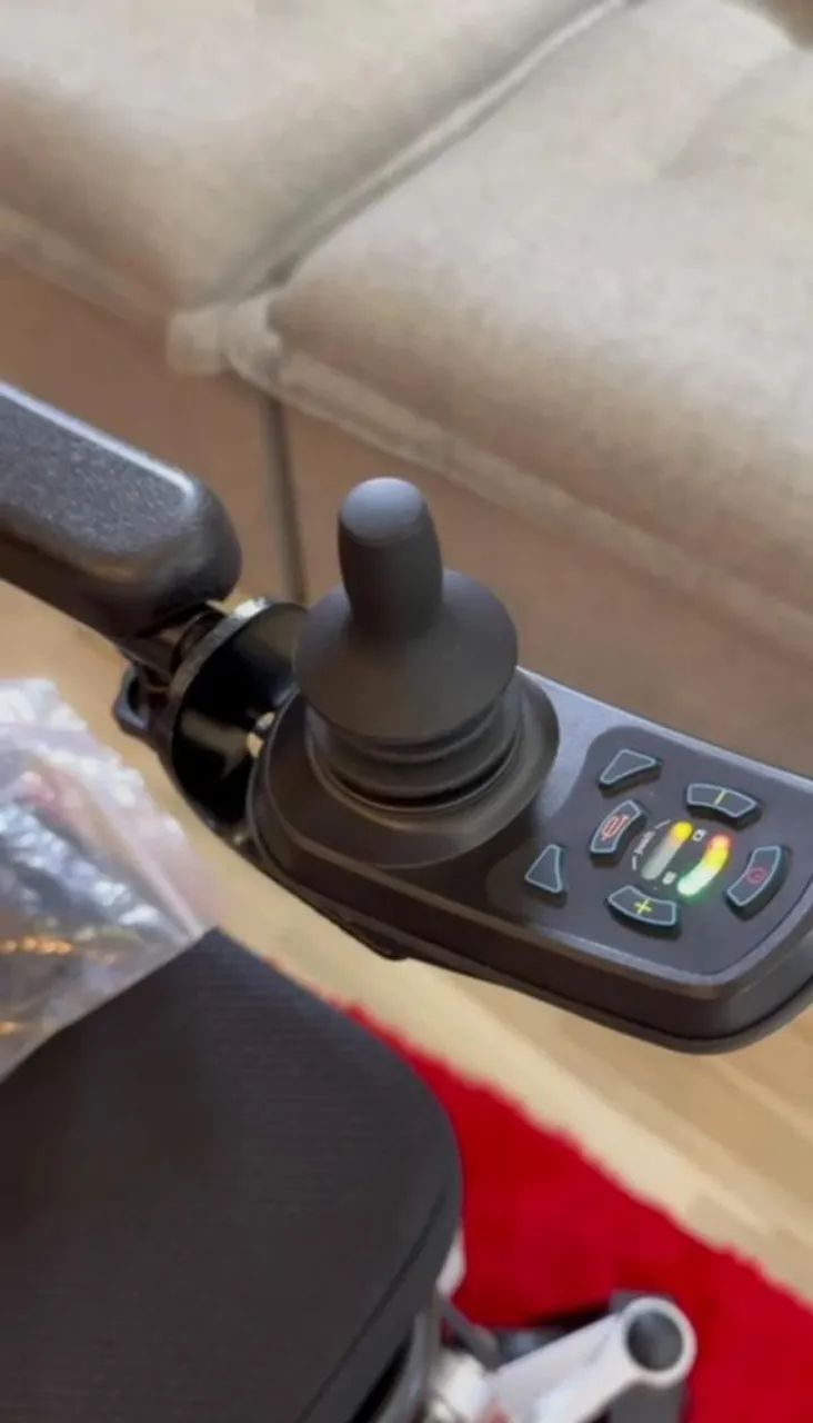 Cadeira de rodas motorizada nova - Foto 2