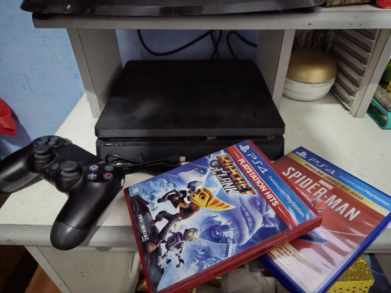 PS4 Slim com Ratchet & Clank e Spider-Man
