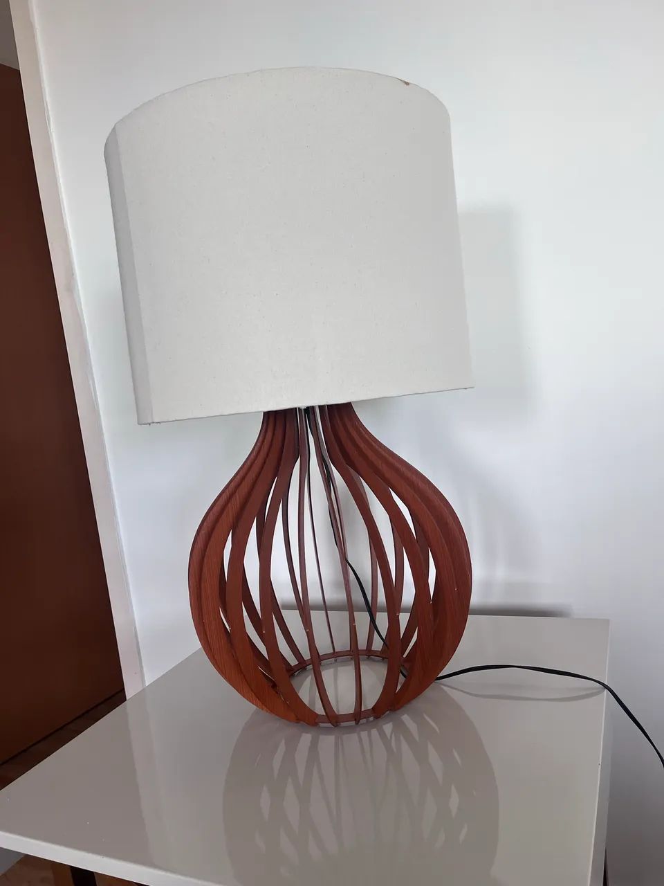 Mesa de Apoio + Abajur Ripado - Foto 2