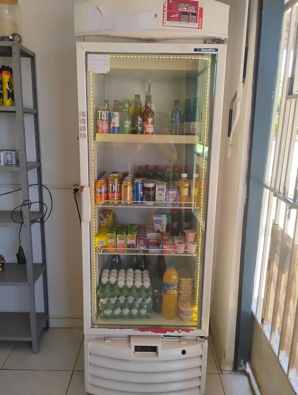 Vende si um expositor vertical 2.700