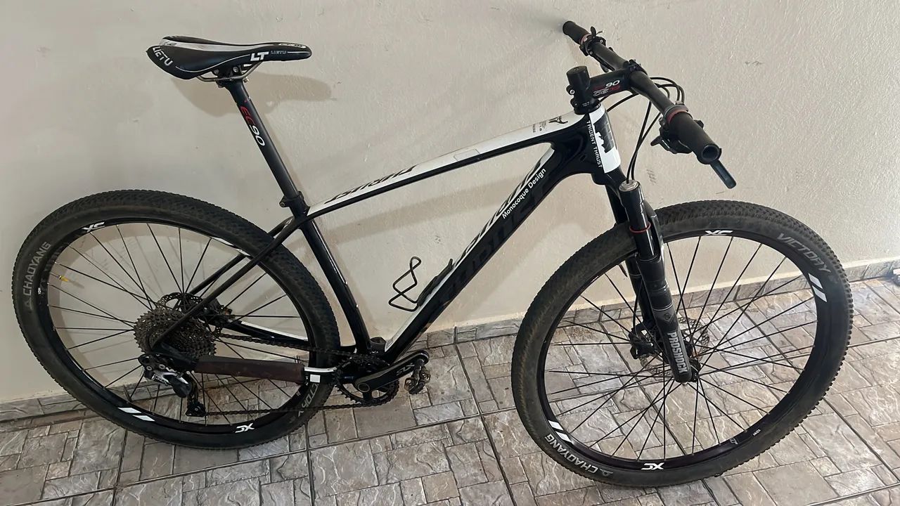 Bicicleta Trust aro 29 (Carbono)